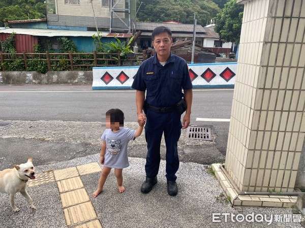 ▲員警聽到警所前有哭泣聲，出門查看發現走失的小男童。（圖／玉里分局提供，下同）