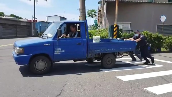 ▲▼ 小港貨車突熄火卡路中，警助推車解圍            。（圖／記者黃子倩翻攝）