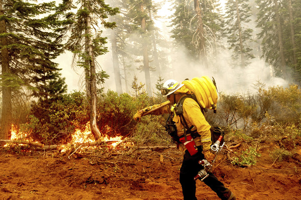 ▲▼美國西岸野火災情嚴重，加州消防人員與大火拼博。（圖／達志影像／美聯社）