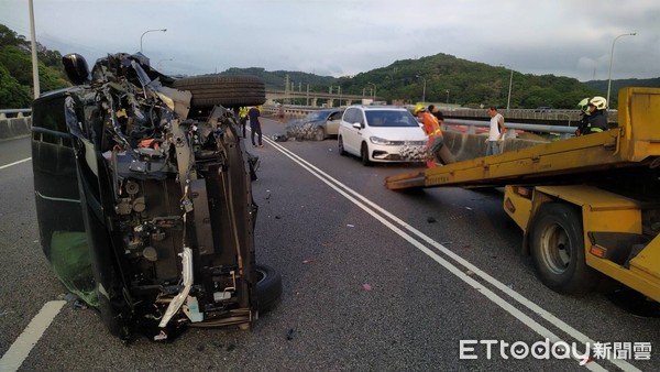 ▲▼快訊／國1五楊高架「3車追撞」　1死2傷車流回堵。（圖／記者沈繼昌翻攝）