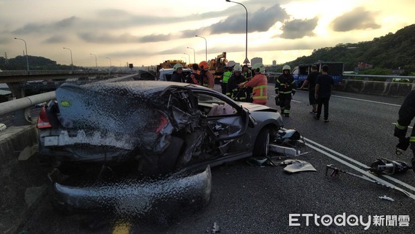 ▲▼快訊／國1五楊高架「3車追撞」　1死2傷車流回堵。（圖／記者沈繼昌翻攝）