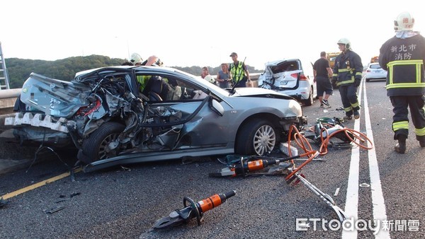 ▲▼國道2車擦撞暫停路肩　後方休旅「高速追撞」1死2傷。（圖／記者沈繼昌翻攝）