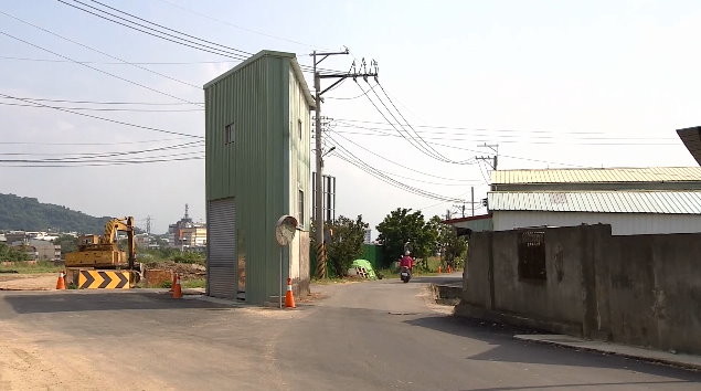 台中「薄皮紙片屋」擋路中原因曝光　網一看：這棟以後價值很高。（圖／東森新聞）