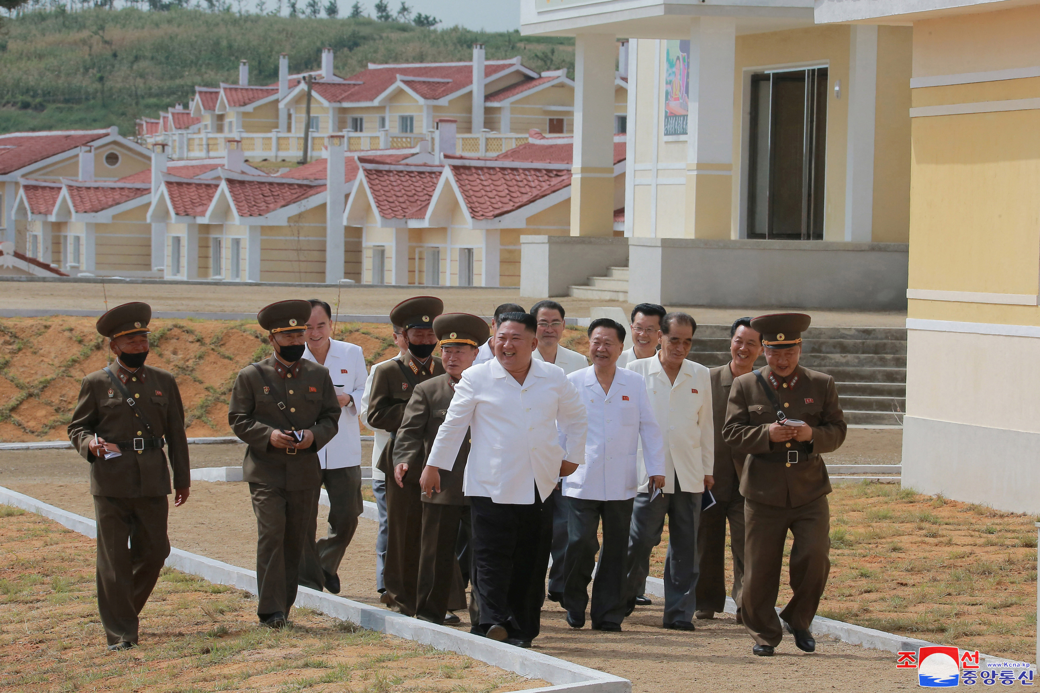 ▲▼金正恩率領眾官員前往黃海北道災區視察。（圖／路透社）