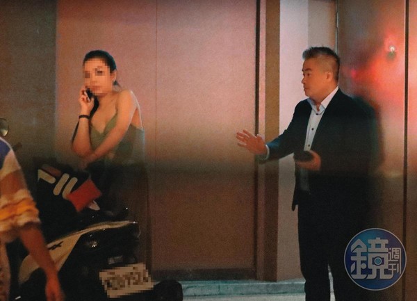 9月2日00：20，喝到幾乎失去理性的陳昱羲（右），突然出現在酒店樓下，而且行為舉止嚇到旁邊的陌生女子。