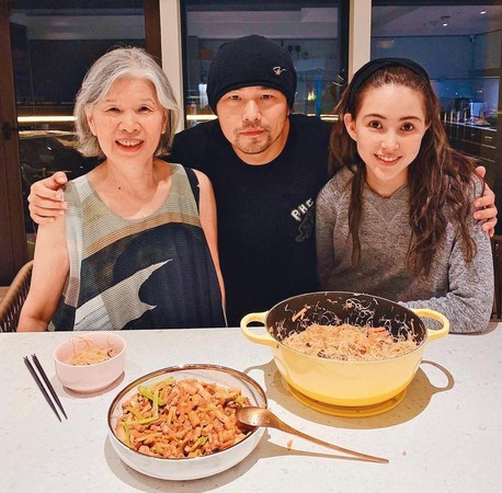 周杰倫和媽媽葉惠美（左）、老婆昆凌（右）的感情親暱，在台期間周董還會做菜給家人吃。（翻攝自周杰倫IG）