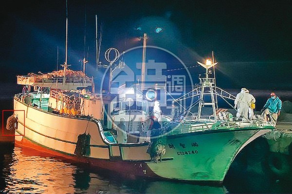 琉球籍漁船「滿聖財86號」被押回東港漁港，檢警搜索15小時，在船艙底部夾層搜出1公噸毒品。