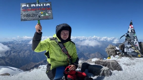 ▲納比耶夫以雙手登上了俄國最高峰厄爾布魯士山。（圖／翻攝自Rustam Nabiev IG，下同）