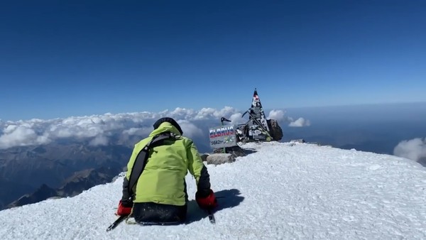 ▲納比耶夫以雙手登上了俄國最高峰厄爾布魯士山。（圖／翻攝自Rustam Nabiev IG，下同）