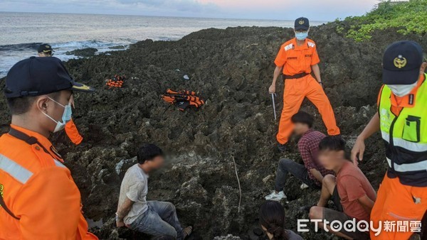 ▲海巡署會同恆春警方等單位16日清晨再查獲6名越飲偷渡客             。（圖／海巡署提供）