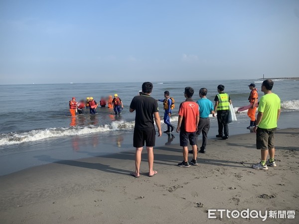 ▲▼台中2女受困大安港沙洲。（圖／海巡署提供）