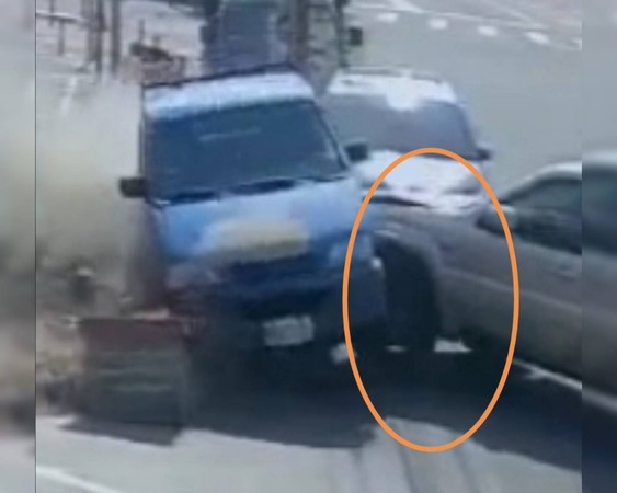 ▲彰化鹿港1名男子酒駕衝撞警車、自小客車及貨車。（圖／記者唐詠絮翻攝）