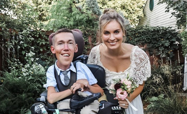 ▲美國明尼蘇達州漢娜（Hannah Aylward）嫁給身體殘疾的男友肖恩（Shane Burcaw）（圖／翻攝自Instagram／hannahayl）