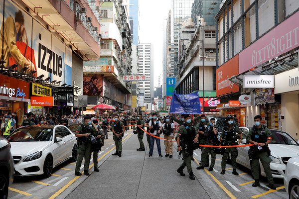 ▲▼香港防暴警察保持警戒，以防止民眾在反對推遲選舉的示威遊行中集會。（圖／路透）