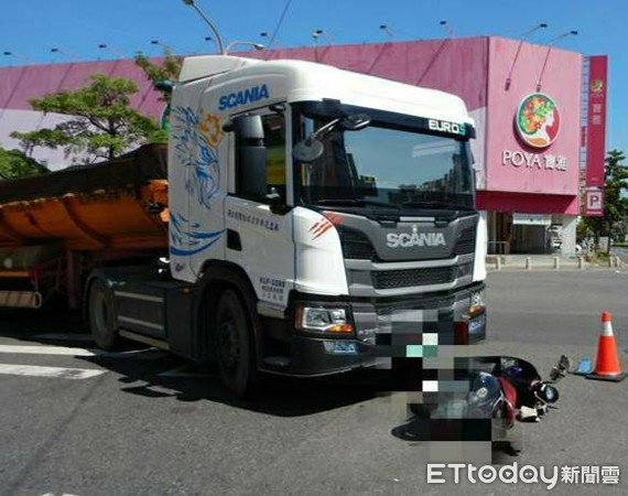 ▲台南市南區中華西路與健康路口，上午發生1起車禍，1部曳引車行經該處欲右轉時，撞擊前方1部機車，66歲女騎士命大，雙腳擦挫傷，經送醫就治幸無大礙。（圖／記者林悅翻攝，下同）