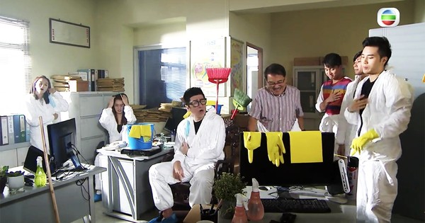 ▲▼香港無線（TVB）高收視率情景劇《愛·回家之開心速遞》在9日播出一集中，出現用黃手套擺出疑似帶有政治訴求的手勢。（圖／取自TVB）