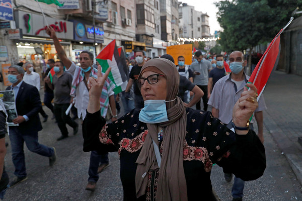 ▲加薩走廊示威，抗議阿拉伯聯合大公國、巴林與以色列簽署關係正常化協議。（圖／路透）