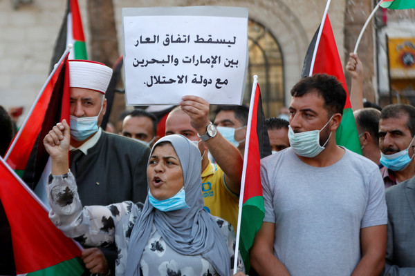 ▲加薩走廊示威，抗議阿拉伯聯合大公國、巴林與以色列簽署關係正常化協議。（圖／路透）