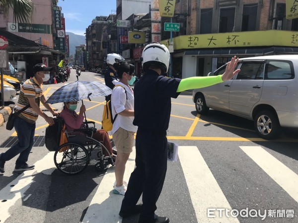 ▲交通安全周「車行路口須停讓」 瑞芳警火車站前交安快閃宣導。（圖／記者郭世賢翻攝）