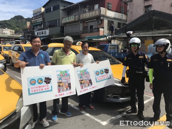 ▲交通安全周「車行路口須停讓」 瑞芳警火車站前交安快閃宣導。（圖／記者郭世賢翻攝）