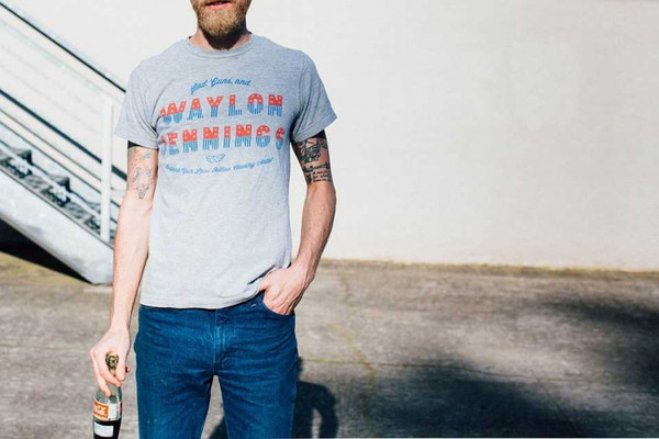 27歲男教師和友人因穿著不符合餐廳規定，遭拒門外。（圖／Pixabay）  