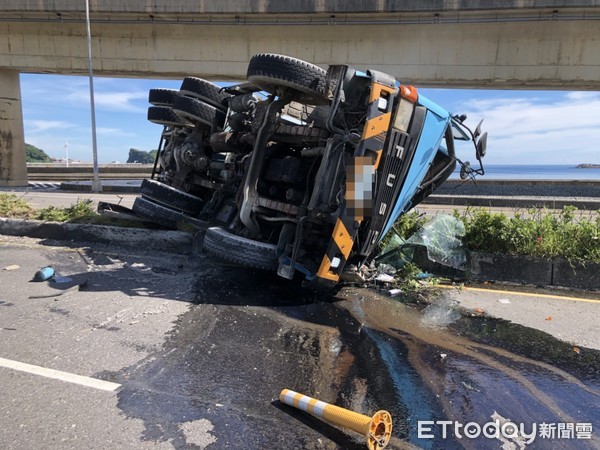 ▲▼17日早上台二線73.5k往宜蘭，一輛水泥預拌車翻車。（圖／記者郭世賢翻攝）