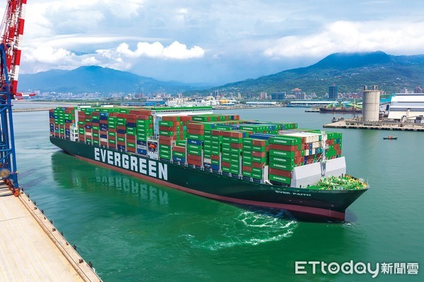 ▲長榮海運添新船！雪白色放大版的EVERGREEN標誌躍然於F型貨櫃輪深綠色的船身上，展現沉穩大器的企業形象。（圖／長榮海運提供）