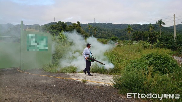 ▲新北市三峽爆發登革熱感染，人員至高風險場域進行環境噴消照片。（圖／衛生局提供）