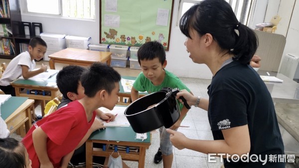 ▲新北三和國小師生親手挖地瓜 享受田園友善食農教育樂趣。（圖／新北市三和國小提供）