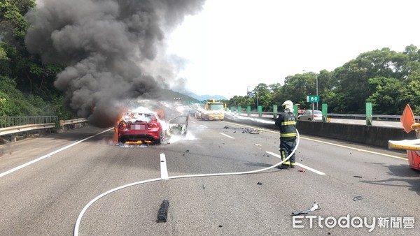 ▲▼國道3號關西路段17日下午發生火燒車事故。（圖／記者陳凱力翻攝）