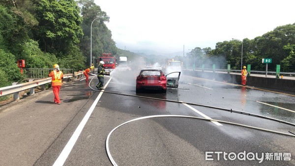 ▲▼國道3號關西路段17日下午發生火燒車事故。（圖／記者陳凱力翻攝）