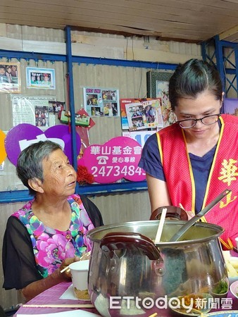 ▲80多歲的阿春嬤獨居超過20年，內心相當孤單的她，看到華山義工到來相當開心。（圖／記者游瓊華攝）