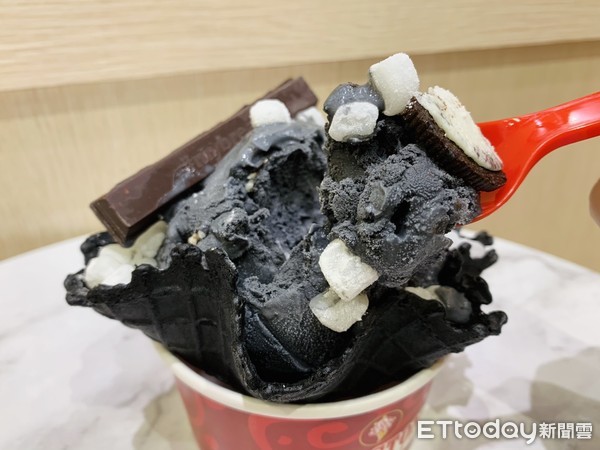 ▲▼COLD STONE首推黑色冰淇淋、蜂蜜冰淇淋。（圖／記者蕭筠攝） 