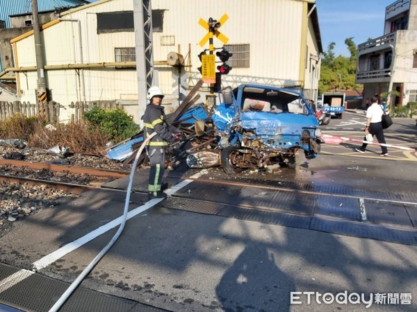 ▲小貨車闖平交道遭區間車撞成廢鐵，所幸無人受傷，造成上百位旅客的不便。（圖／記者黃孟珍翻攝）