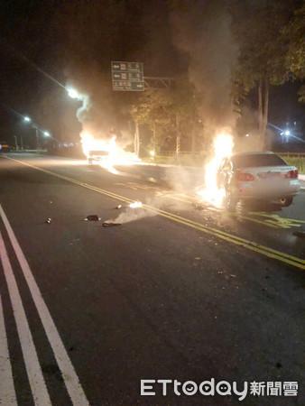 ▲土庫鎮外環道凌晨發生車禍，小貨車和轎車彈飛相距約十多公尺，但兩車分別很快起火，現場隨即陷入火海，造成小可車駕駛灼傷送醫。（圖／記者蔡佩旻翻攝）