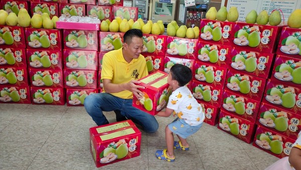 ▲豐哥與直播主豬豬送240箱柚子給家扶兒。（圖／彰化家扶提供）