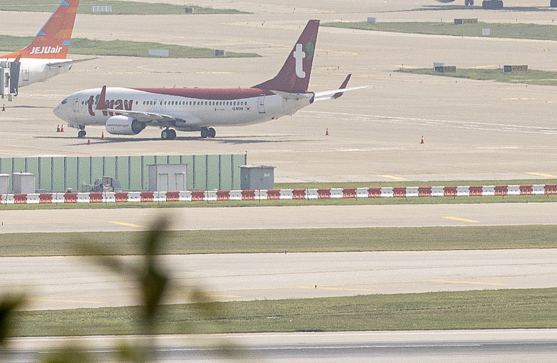 ▲▼德威航空的飛機16日停靠在仁川國際機場，準備飛往武漢。（圖／達志影像）