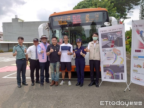 ▲台南市警佳里分局會同麻豆監理站，至北門高中辦理「大型車視野死角及內輪差體驗」宣導活動。（圖／記者林悅翻攝，下同）