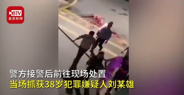▲38歲兒子當街砍死67歲父親 。（圖／翻攝自北京時間，下同）