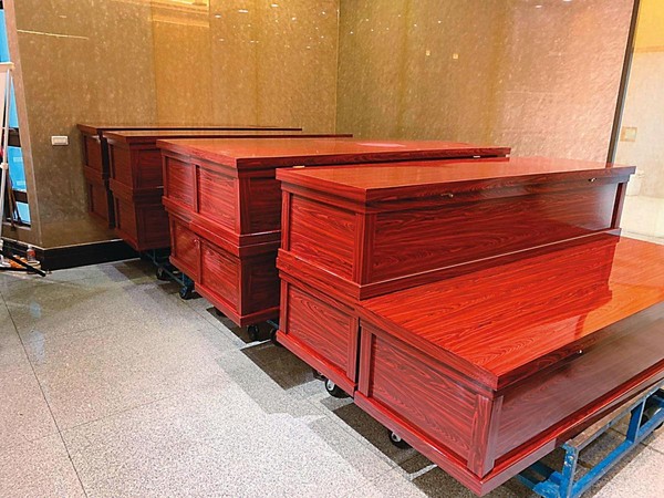 法醫研究所將裝滿刑案死者檢體的17副棺木進行火化，最後安排樹葬。（法醫研究所提供）