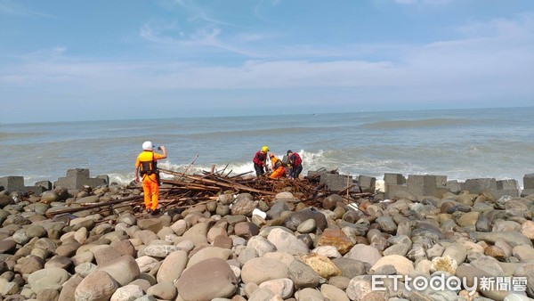 ▲台南市南區二仁溪橋、與高雄市交界處，傳出舢舨翻覆事件，台南市消防局據報派員前往搶救，將2名漁民搶救上岸，其中郭姓男子送醫急救不治身亡。（圖／記者林悅翻攝，下同）