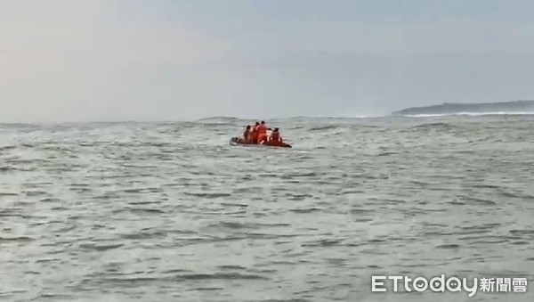 ▲海巡第11岸巡隊，協同漁友搶救翻覆膠筏落水2人。（圖／記者林悅翻攝，下同）