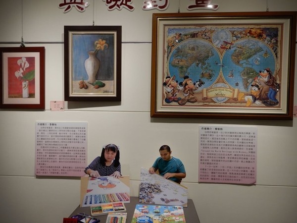 ▲喜樂保育院成立55周年在成美文化藝廊展出院生的作品。（圖／記者唐詠絮翻攝）