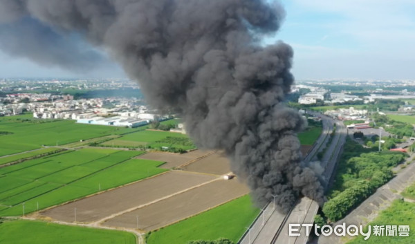 ▲斗六市雲科路三段竹圍大橋下，堆置大型傢俱廢棄物起火，致災原因仍待查。（圖／記者蔡佩旻翻攝）