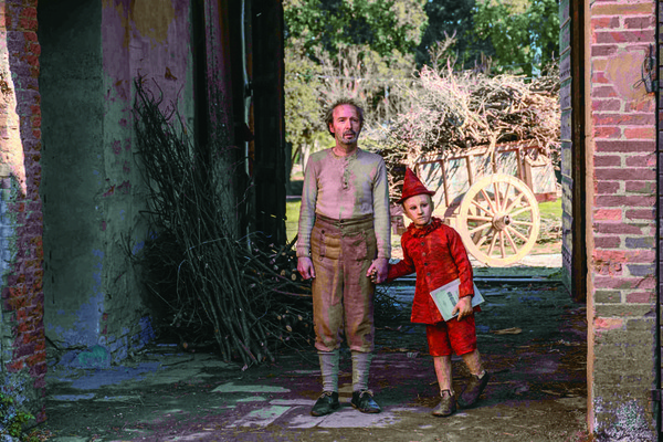 小木偶的爹由曾演過皮諾丘的羅貝托貝里尼扮演，小木偶歷經許多劫難才與父親重逢。（海鵬提供）