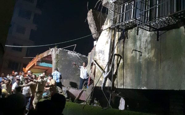 ▲▼印度中部馬哈拉施特拉邦（Maharashtra）一棟3層樓建築倒塌。（圖／翻攝自推特／@satyaprad1）