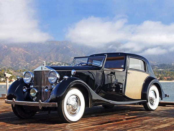 Phantom III是Rolls-Royce首次採用12缸7.3升引擎的車款。