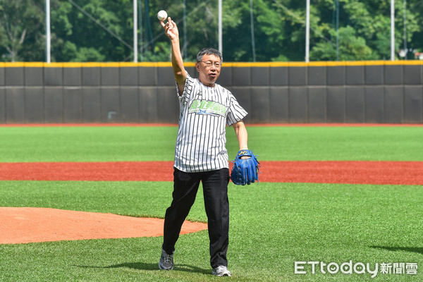 ▲▼2020天母棒球場人工草皮完工紀念賽,台北市長柯文哲開球。（圖／記者李毓康攝）