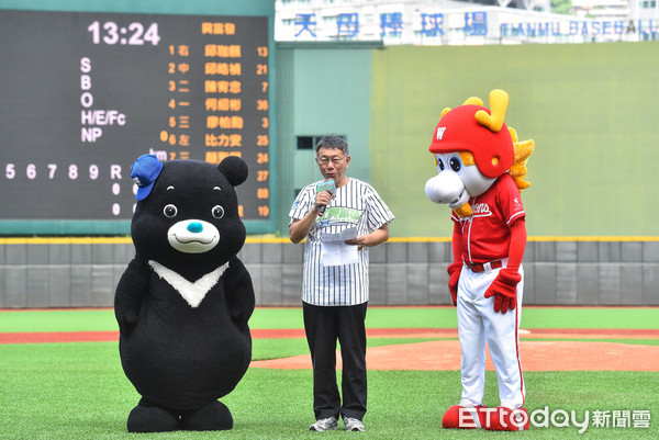 ▲▼2020天母棒球場人工草皮完工紀念賽,台北市長柯文哲開球。（圖／記者李毓康攝）