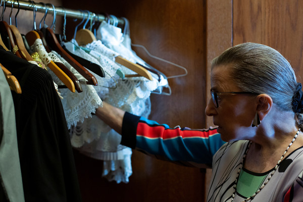 ▲▼美國最高法院大法官金斯柏格（Ruth Bader Ginsburg）生前在華盛頓的最高法院大樓展示了她穿著長袍時佩戴的不同配件。（圖／路透）